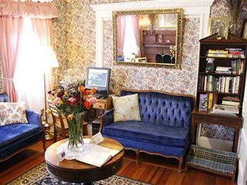 The Coolidge Corner Guest House: A 3* Brookline