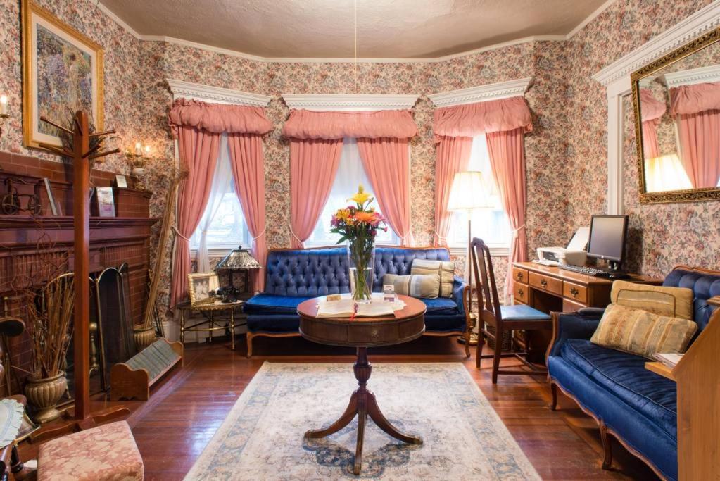 The Coolidge Corner Guest House: A Inn